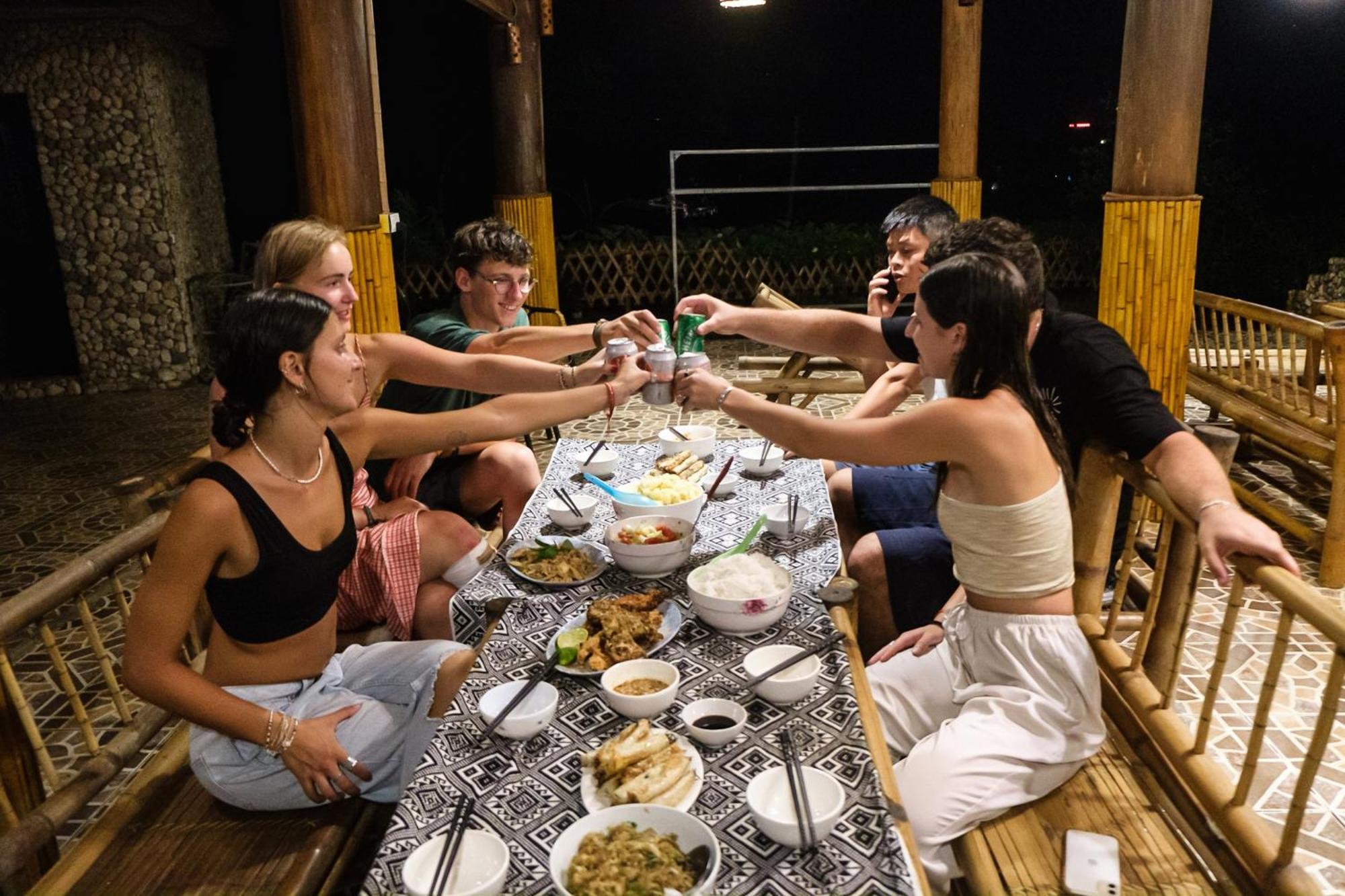 Nha Tan - Mai Chau Homestay And Tours Buitenkant foto