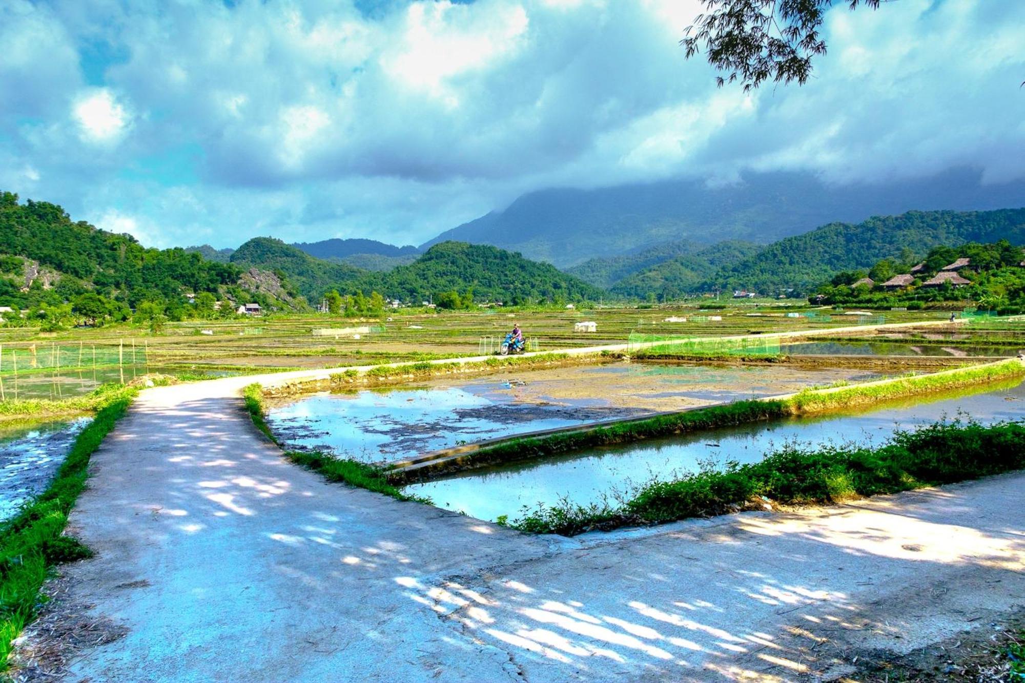 Nha Tan - Mai Chau Homestay And Tours Buitenkant foto